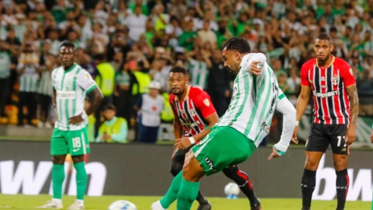 Edwin Cardona cobrando uno de los penales en el juego de Atlético Nacional vs. Sao Paulo | Foto: Jaiver Nieto / EL TIEMPO.