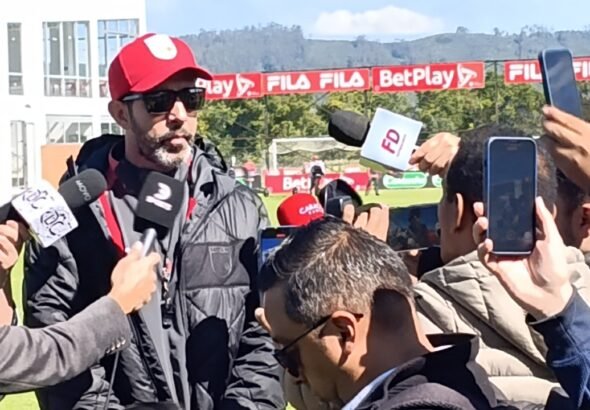 Jorge Bava atendiendo a medios de comunicación en la sede deportiva de Tenjo | Foto: FutbolData.