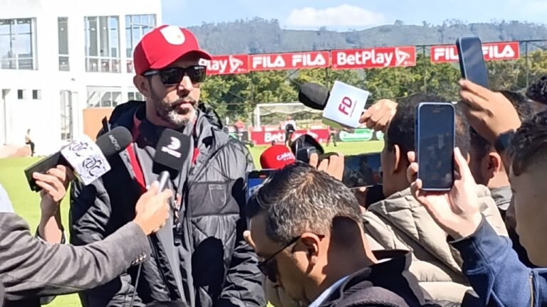 Jorge Bava atendiendo a medios de comunicación en la sede deportiva de Tenjo | Foto: FutbolData.