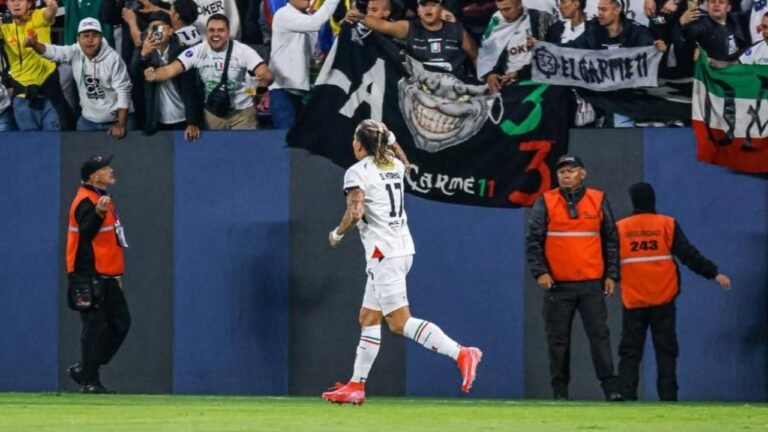 Dayro Moreno festejando en la victoria de Once Caldas contra Independiente del Valle | Foto: @oncecaldas.