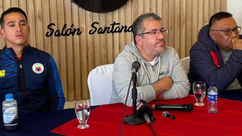 Camilo Ayala, técnico del Pasto, y Óscar Casabón (centro), presidente del Pasto, durante la rueda de prensa | Foto: Diario del Sur.
