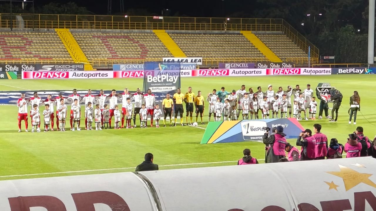 Fortaleza vs. Independiente Santa Fe en el Metropolitano de Techo | Foto: Jhon Barriga/ Futboldata.